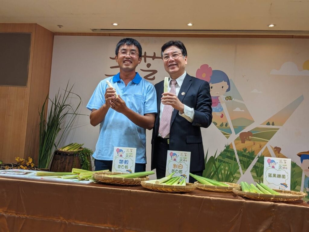 ▲新北市副市長劉和然(右)大力行銷筊白筍產季上市。(圖/新北農業局 提供)