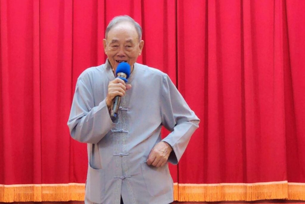 ▲書法名家連勝彥大師出席林彥助師生詩書畫展,表達道賀之餘也陳述與林彥助老師之間的縝密情誼。(記者 詹佳綺/攝)