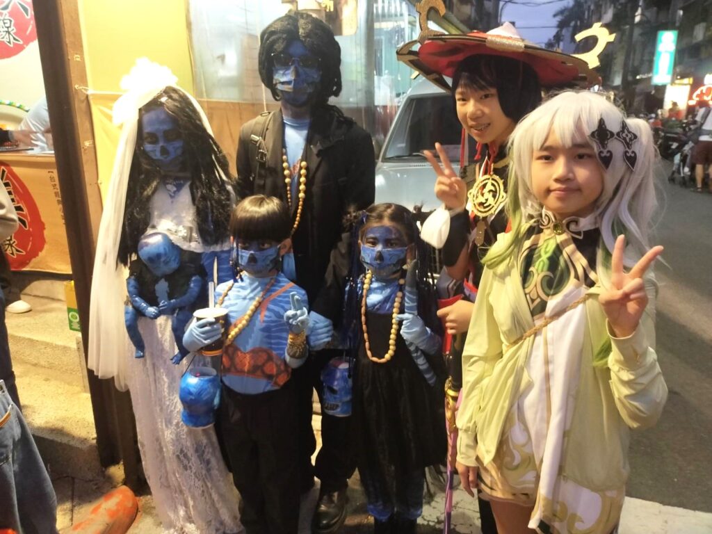 街頭隨處可見民眾精心裝扮,相互合影留念。(記者 陳安婷/攝)