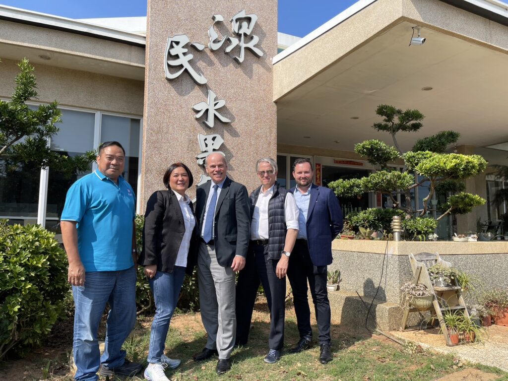 ▲陳玉珍委員(左二)與加拿大駐台代表倪傑民一行,在金門知名景觀勝地合影留念。(圖/陳玉珍委員辦公室 提供)