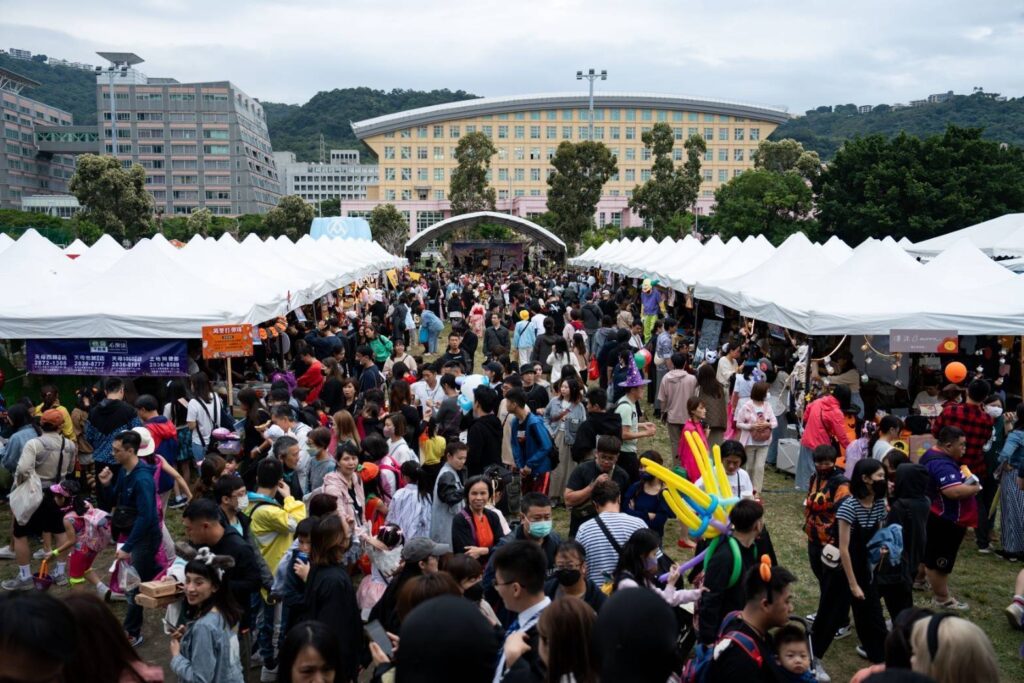 天母搞什麼鬼15萬聖節活動吸引許多民眾參與。(圖/北市府產業局提供)