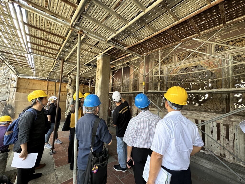 ▲文資局與專家學者勘察鹿港龍山寺,對彩繪修護進度不前感到憂心。(圖/文資局 提供)