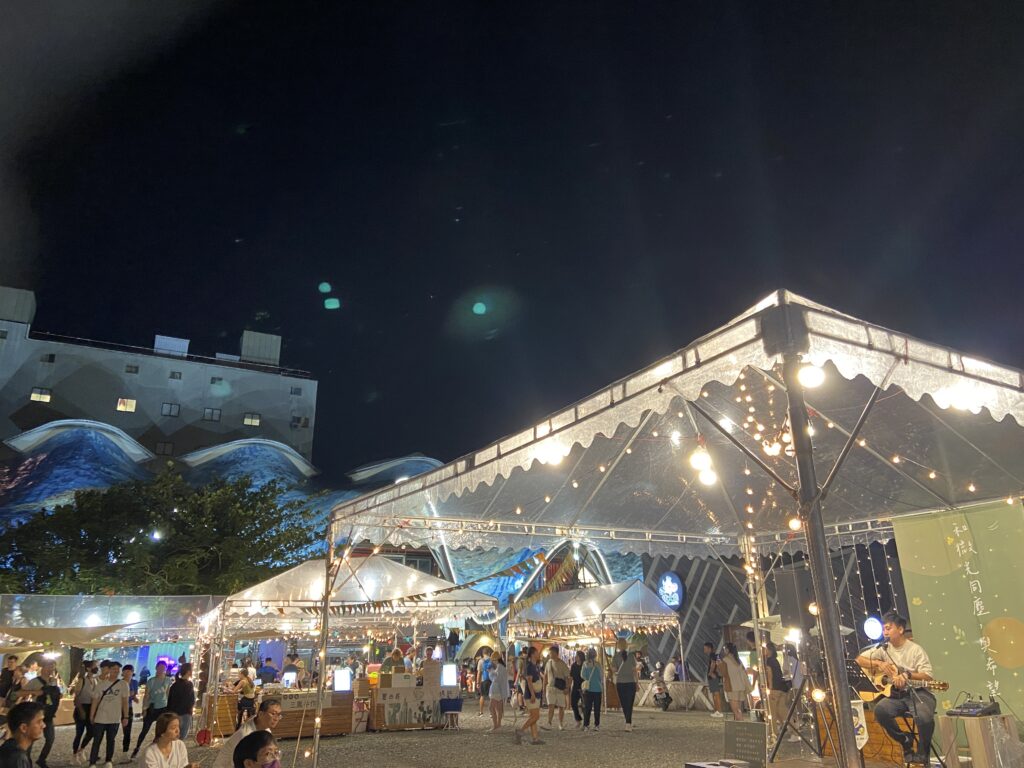 臺東故事館於中秋連假期間串連周邊微光集與鐵花村、波浪屋等特色場館景點辦理台東閱讀日活動，並將延長至國慶連假（臺東故事館提供）