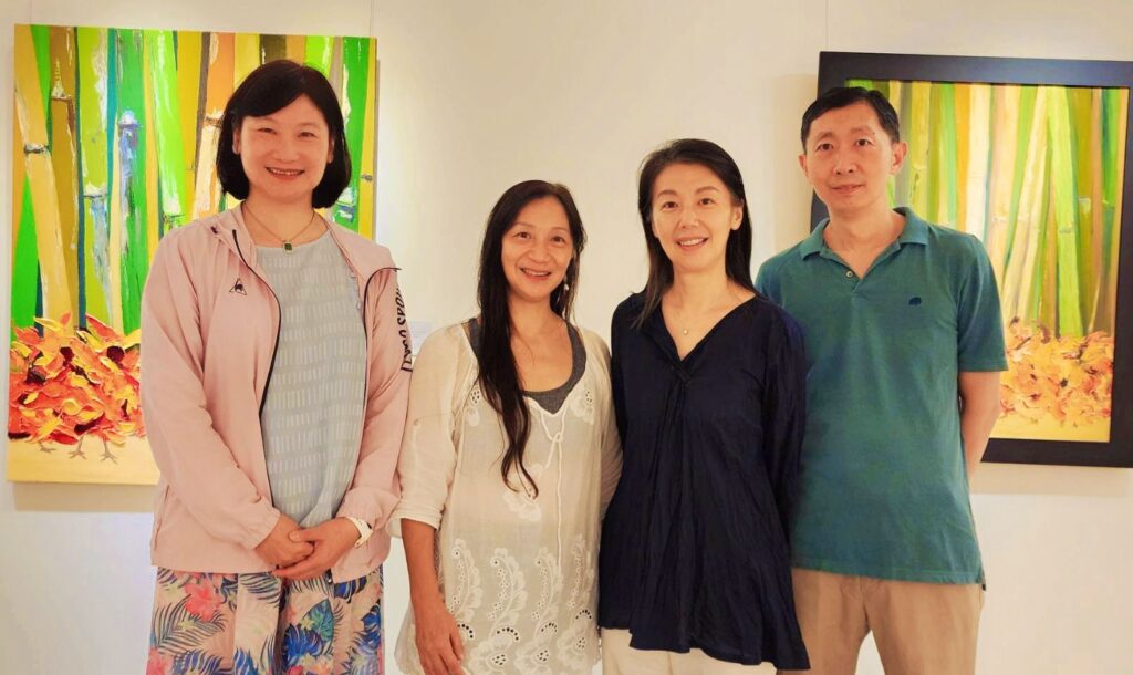 ▲莊欣婷(左二)個展,一票摯友特地前來展館向她道賀並開心合影留念。(記者 詹佳綺/攝)