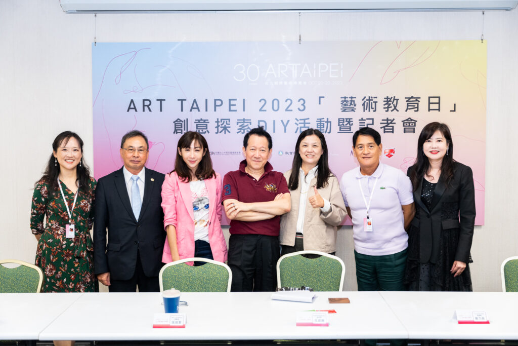▲師大美術系江學瀅助理教授（左起）、台北市身心障礙服務推展協會林國順理事長、臺北市議員許淑華、畫廊協會理事長張逸羣、教育部師資培育及藝術教育司王淑娟副司長、導覽老師鄭乃銘先生、畫廊協會秘書長游文玫合影。（圖/ART TAIPEI提供）