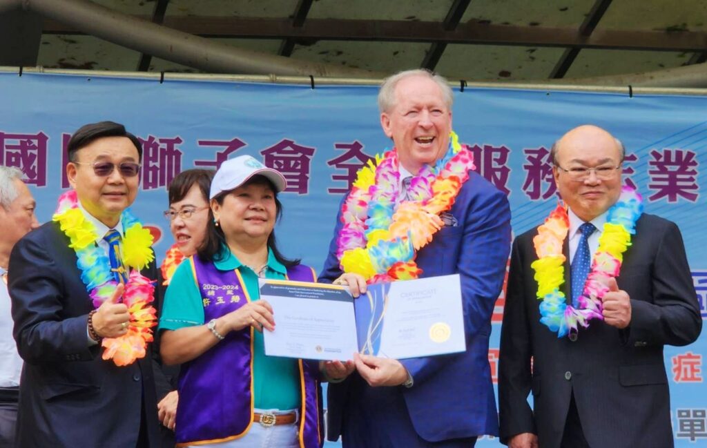 ▲國際獅子會前任總會長暨LCIF總會主席布萊恩‧西恩（右二）與300A3區總監許玉碧（左二）齊心表達對出錢出力的獅友付出表達讚佩。（記者 詹佳綺/攝）