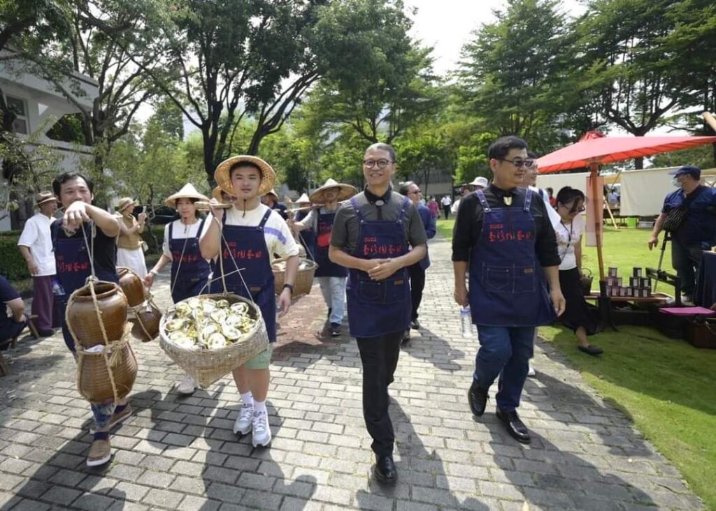 ▲工藝中心陳殿禮主任(中)在臺灣工藝聯盟總會長陳啟村(右)的陪同下在展場與攤位演出單位密切互動。(圖/工藝中心 提供)