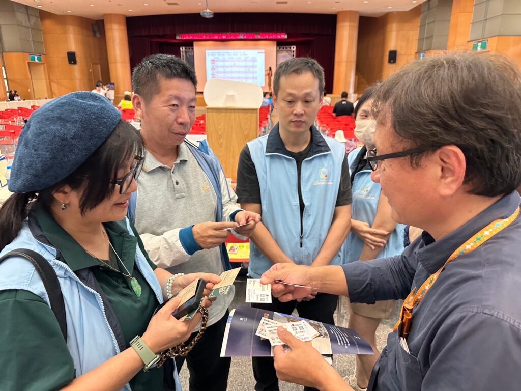 ▲各旅行旅宿業及相關觀光產業業者於推介會中互遞名片交流。(圖/新北觀旅局 提供)