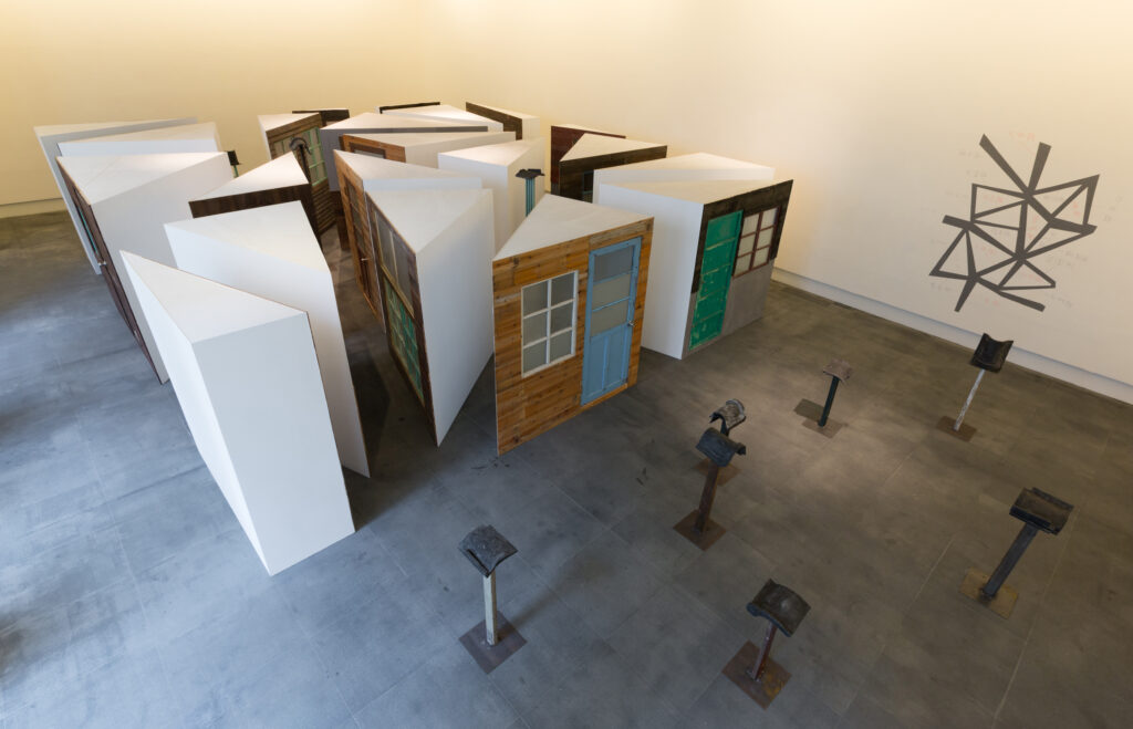 莊普「召喚神話」,2013,複合媒材裝置。(圖/國美館提供)