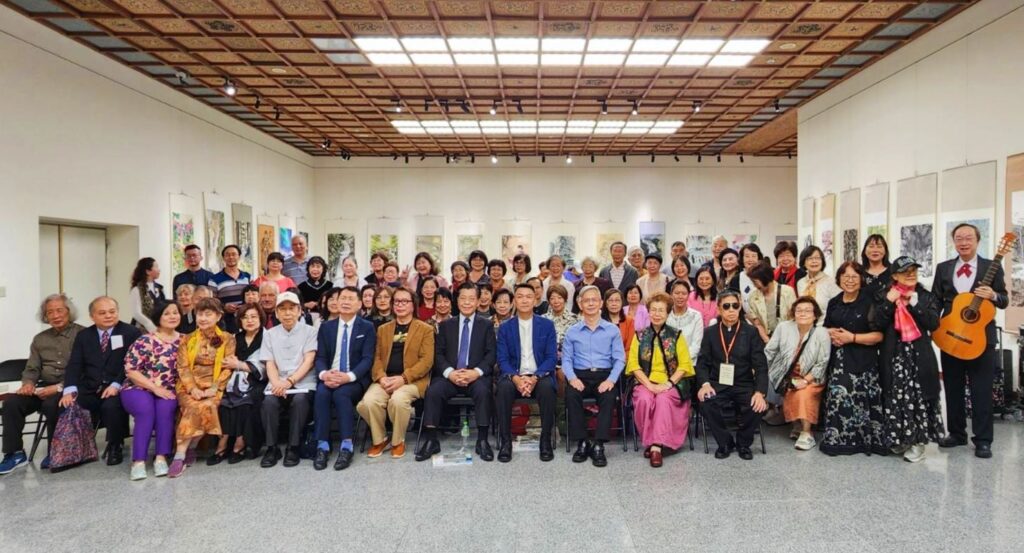 ▲全體參展藝術家與臺灣及新加坡貴賓，在開幕式上以大合照見證歷史，場面熱烈。（記者 詹佳綺/攝）