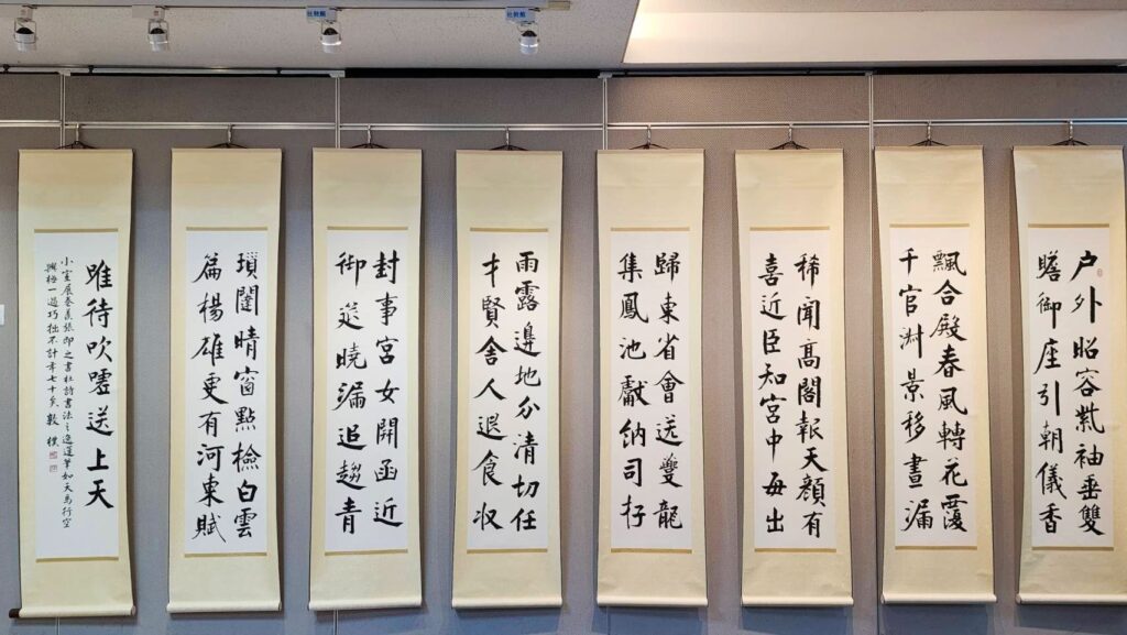 ▲陳文樹老師的書體作品,展現天地人的心境連結,提昇無限寬廣的視野,讓人快意自得。(記者 詹佳綺/攝)