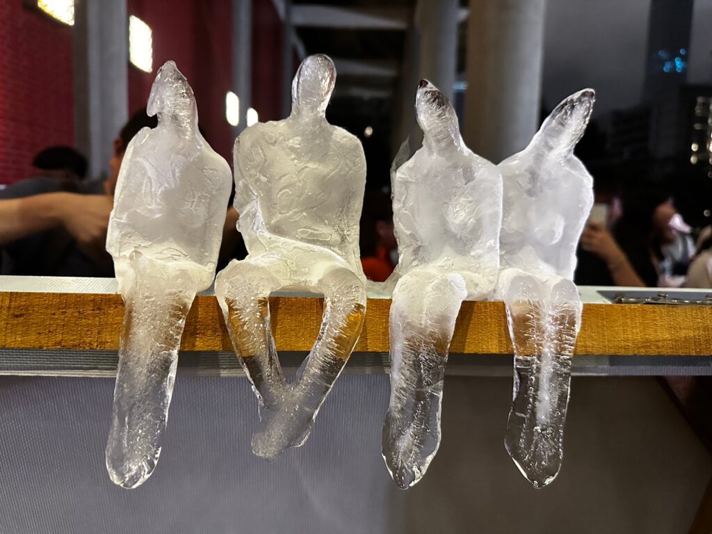 關注人權與全球暖化及氣候變遷議題的《最小的紀念碑_小冰人藝術行動 Minimum Monument》。(記者 陳安婷/攝)