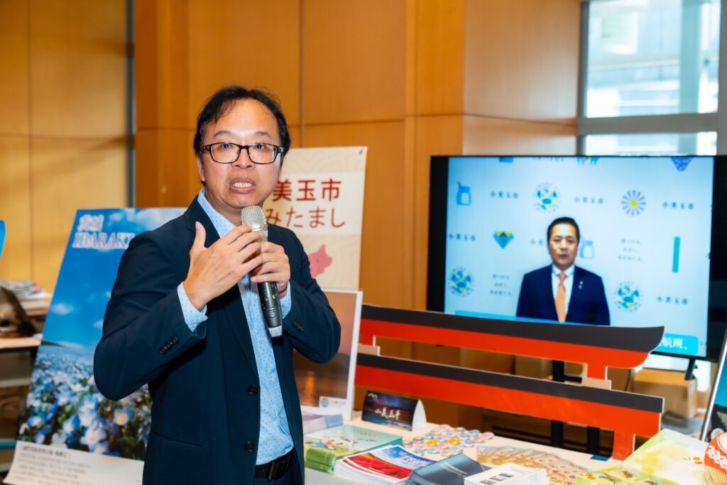 ▲日本小美玉市與新北市觀光旅遊局國際合作,於會場擺設一個攤位、文宣品來推廣旅遊。(圖/新北觀旅局 提供)