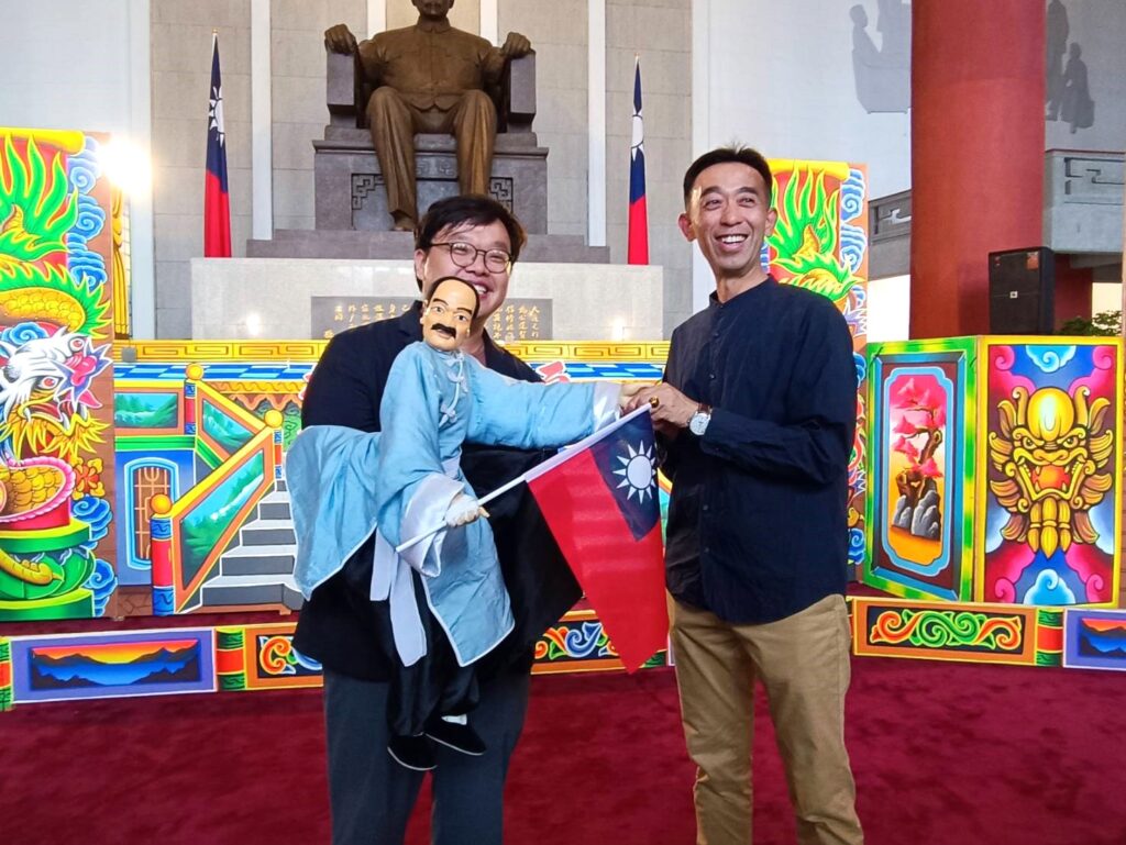 蘇俊穎掌中木偶團帶來國父木偶初次登台，與國父紀念館館長王蘭生（右）合影。（記者 陳安婷/攝）
