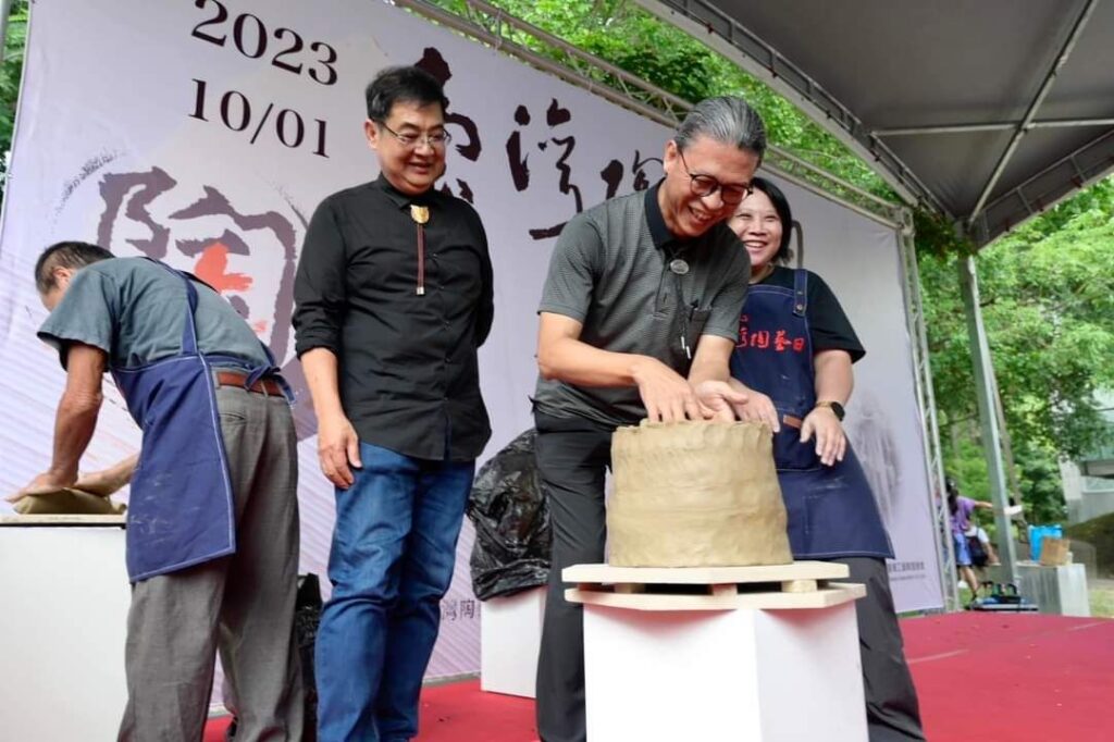 ▲工藝中心主任陳殿禮(中)學習陶品製作技巧,成為全場焦點。(圖/工藝中心 提供)