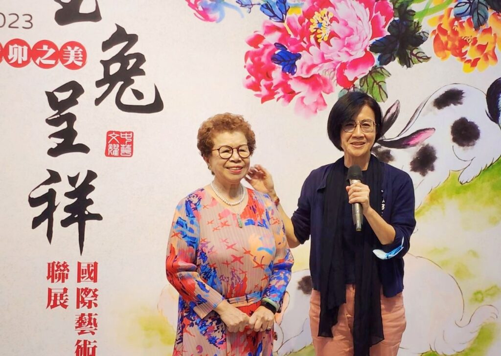 ▲新北市文化局副局長于玟(右)專程出席開幕式,並向創會理事長呂玉環道賀。(記者 詹佳綺/攝)