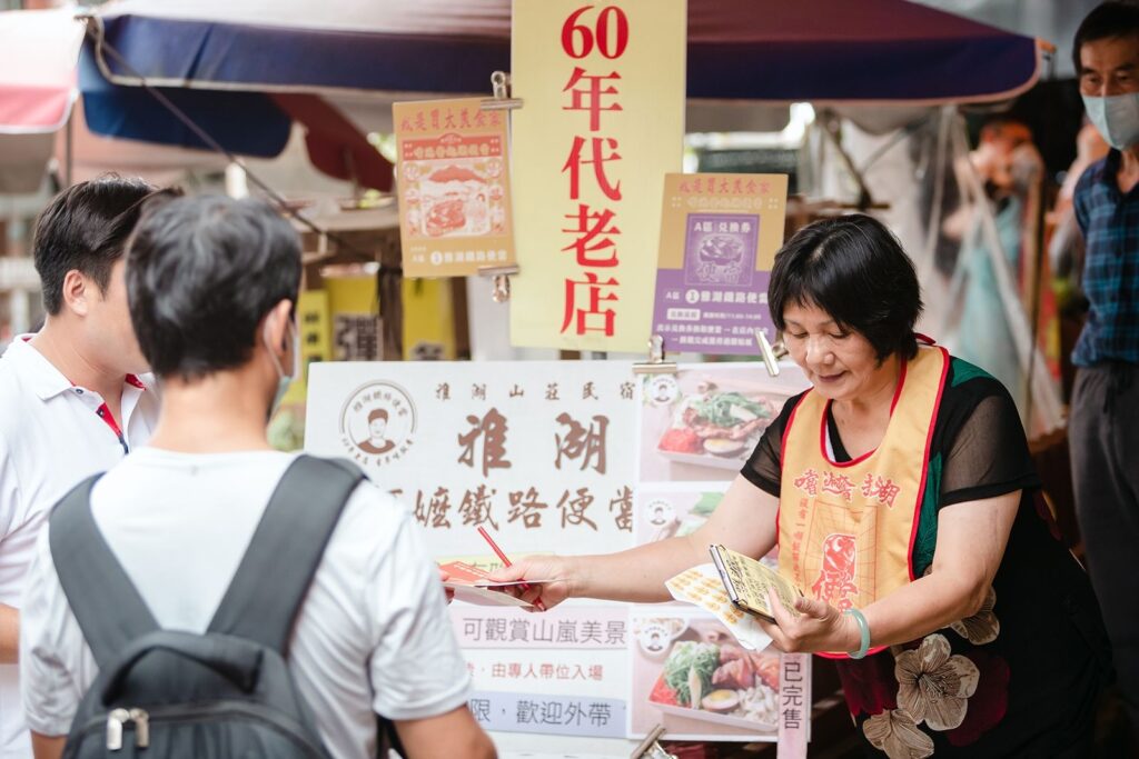 ▲賣便當的60年老店,吸引民眾熱情排隊購買便當。(圖/阿里山風管處 提供)