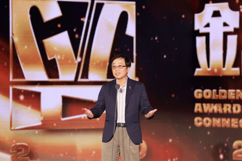 ▲葉宏甲之子葉佳龍代表父親簽署文物捐贈意向書,並強調父親的漫畫創作皆為國家財,令人感動。(圖/文化部 提供)