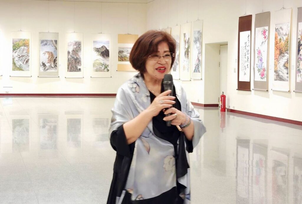 ▲中華畫筌美術協會理事長吳珍梅致詞時表達對臺灣與新加坡書畫藝術交流的正面肯定與期待。（記者 詹佳綺/攝）