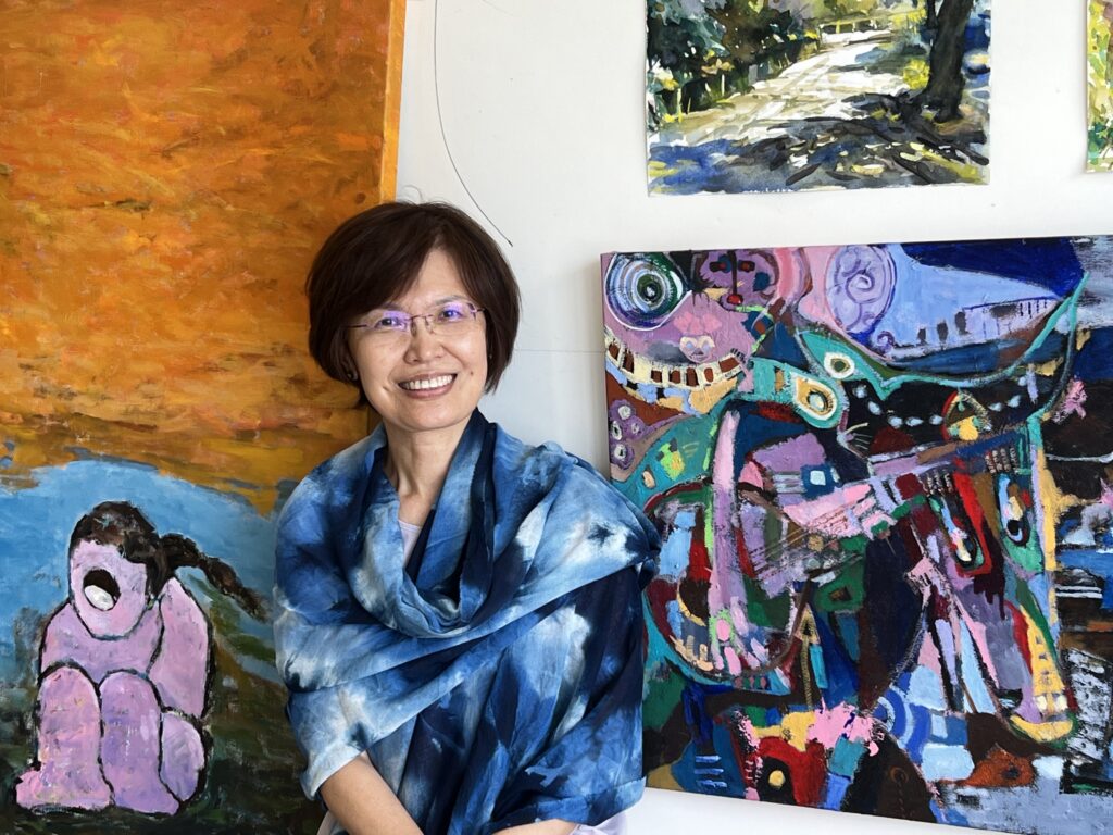 ▲藝術家林懿娟以日記般的系列畫作,呈現她以女人為生命中心的情懷,連結家的心境更加明淨自在。(記者 詹佳綺/攝)