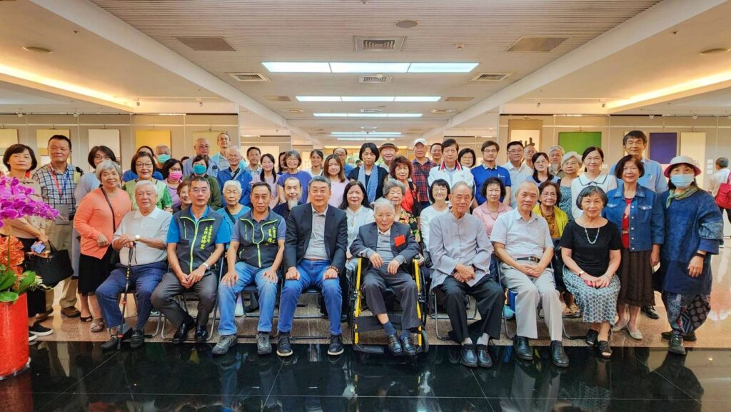 ▲林彥助師生詩書畫展開幕式熱鬧歡喜,與會貴賓大合照留念見證展覽風華的正向時代意義。(記者 詹佳綺/攝)