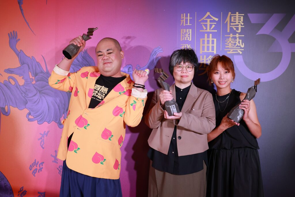 ▲最佳年度作品獎-文武天香,由挽仙桃劇團獲得,團員開心合影留念。(圖/文化部 提供)