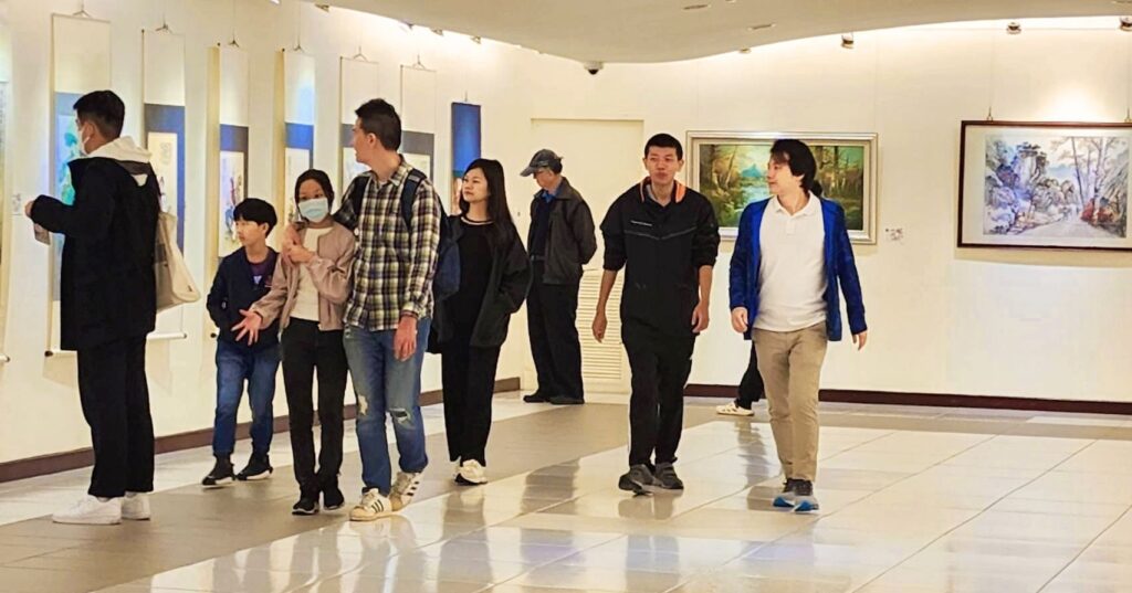 ▲洪曜平紀念展期間很多民眾都到展場觀賞洪曜平的畫作。(記者 詹佳綺/攝)