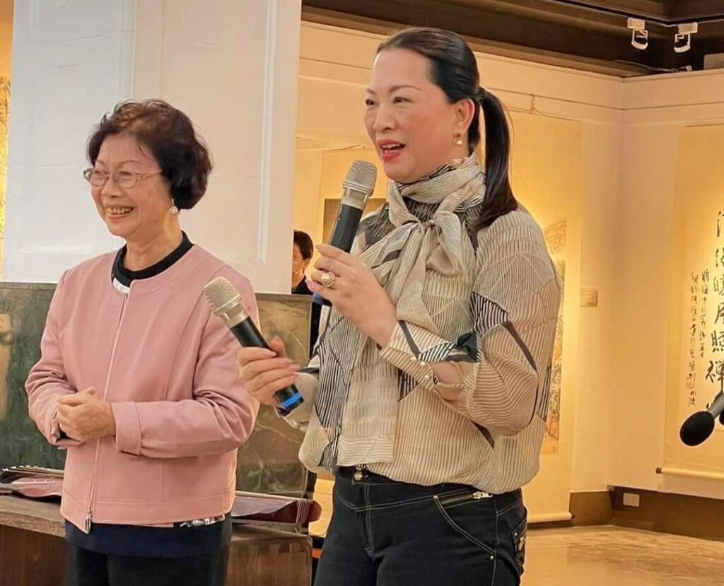 ▲周澄老師夫人也是周澄文教基金會董事長的李順惠女士(左),在開幕式上與藝術家卓麗秋老師述說著周澄一生戮力創作的雅趣故事。(記者 辛澎祥/攝)