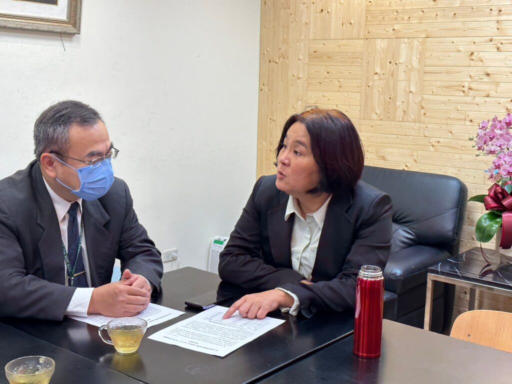 ▲立委陳玉珍(右)向交通部民航局副局長方志文表達給於離島居民票價差額補助措施。(圖/立委陳玉珍國會辦公室 提供)