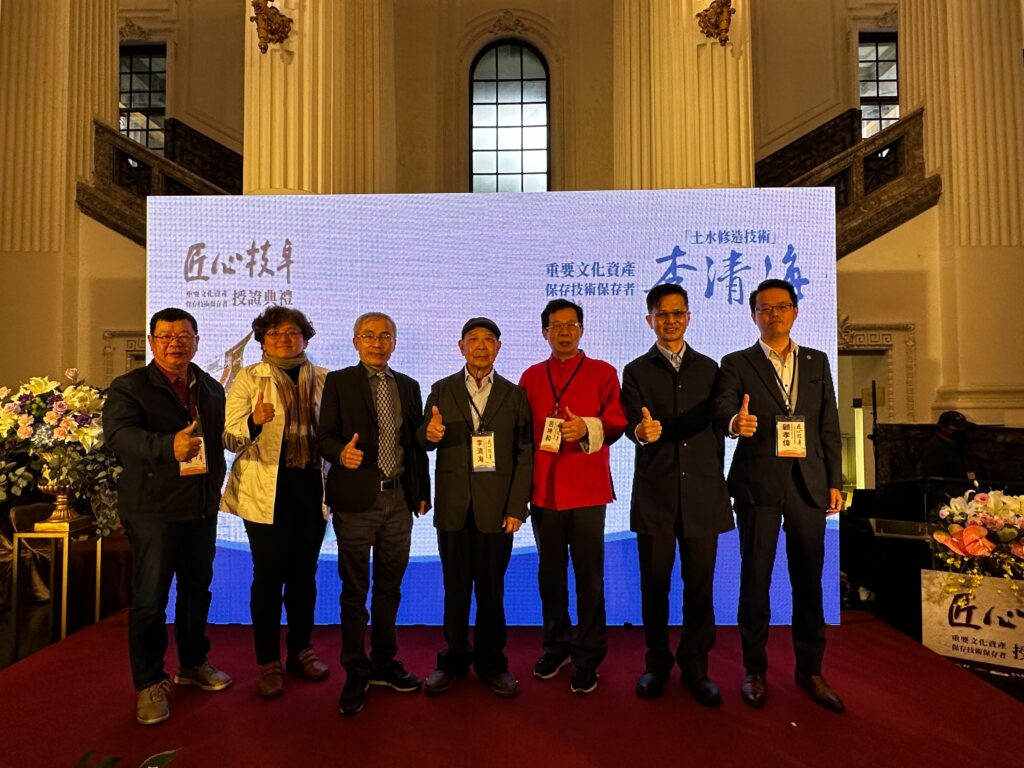 ▲文化部文資局局長陳濟民（左三）與金門縣文化局局長呂坤和（右三）與認證人間國寶李清海（左四）及其親友合影留念。（記者 辛澎祥/攝）