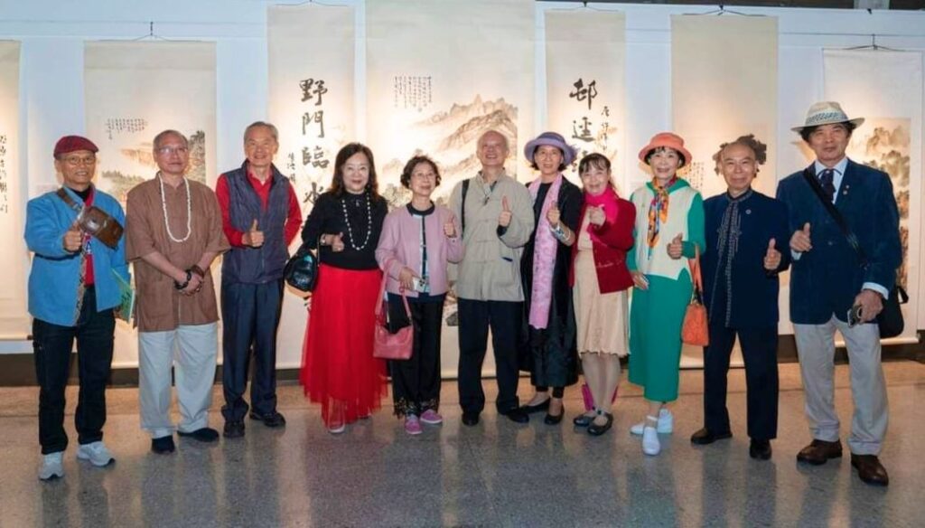 ▲出席周澄紀念音樂會及臺灣山水藝術學會聯展的貴賓開心合影留念。左五為周澄老師夫人李順惠女士。(記者 辛澎祥/攝)