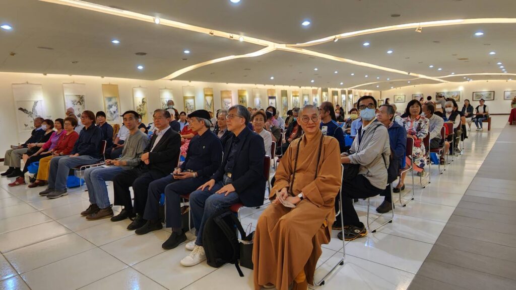 ▲洪曜平百歲紀念展展場,各界貴賓踴躍出席盛會,呈現熱烈與熱情的藝術參與的氛圍,讓人溫馨自在。(記者 詹佳綺/攝)