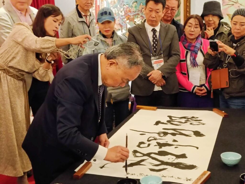 ▲知名書法家的中華民國書學會會長張炳煌教授,開筆揮毫「龍騰虎躍」大字,為邁入龍年而展現新的活力與氣韻,格外受到正面評價。(記者 辛澎祥/攝)