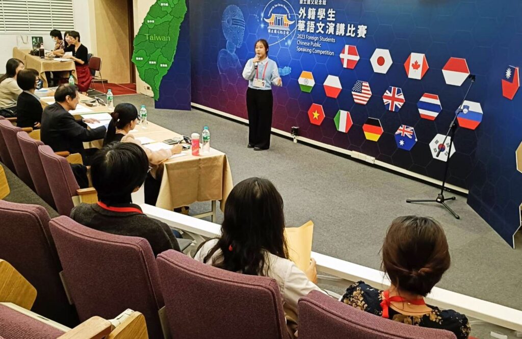 ▲來自泰國目前在逢甲大學學習華語的靜心同學,第一個出場表現的大方與大氣特質。(記者 辛澎祥/攝)