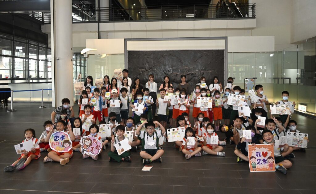 國美館陳貺怡館長(後排右5)與彰化市忠孝國小師生共同參與活動。（圖/國美館提供）