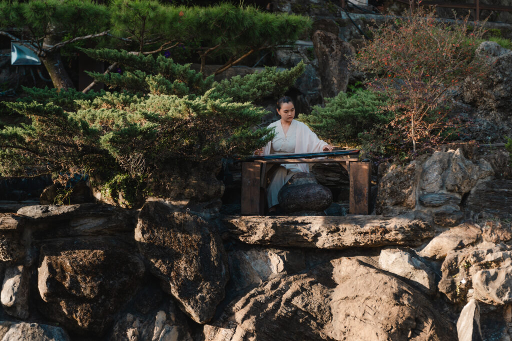 為了「里山川」所量身訂作的《聽山之音》，讓觀眾在仙氣氤氳的宮廟建築與山林自然間合而為一。（圖/優人神鼓提供）