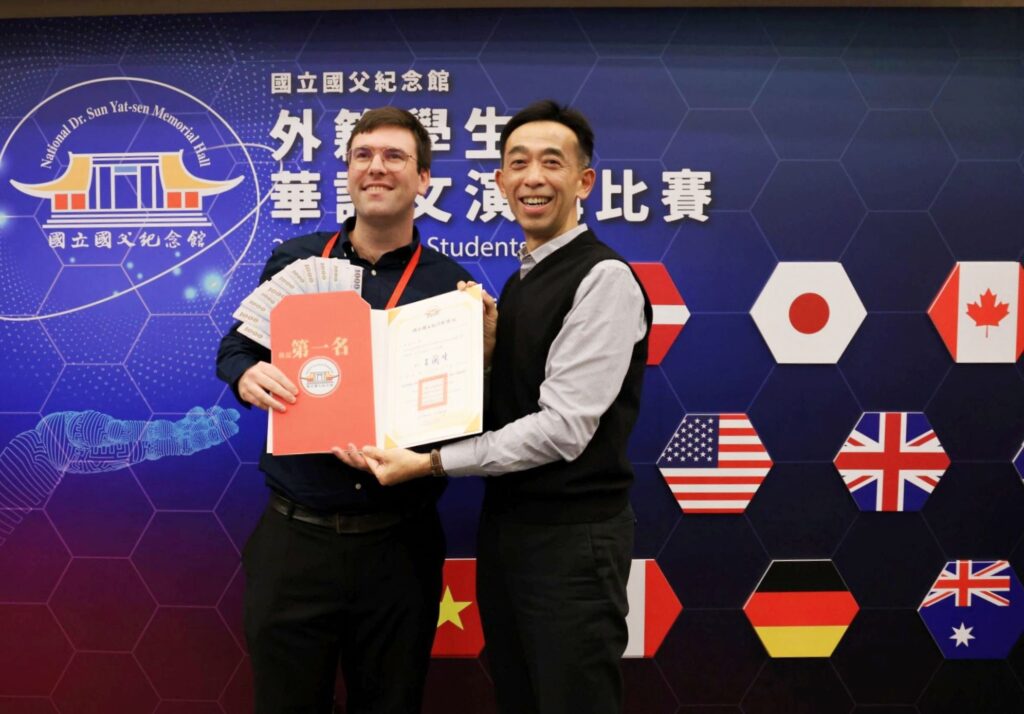 ▲獲得華語文演講比賽第一名的麥震洋同學(左)開心的手持獎金獎狀與王蘭生館長合影。(記者 辛澎祥/攝)