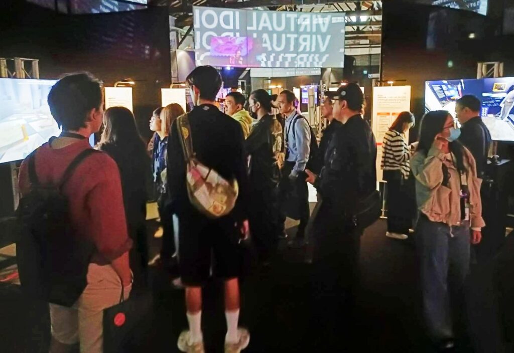 ▲人工智慧的現場互動體驗相當受到歡迎。(記者 辛澎祥/攝)