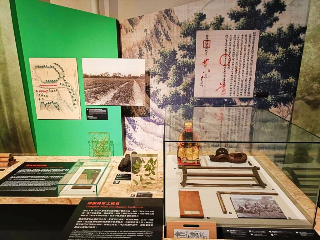 ▲展出中的臺灣重要史料,讓觀者為之大開眼界。(記者 辛澎祥/攝)