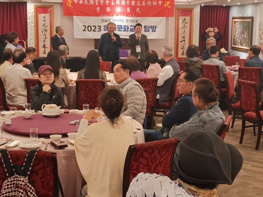 ▲中華民國書學會會長張炳煌(左)韓國大田大學書藝美學科教授李周炯(中)與韓國京畿道美術協會理事長趙雲熙(右)對兩方未來的交流合作賦予高度期待。(記者 辛澎祥/攝)