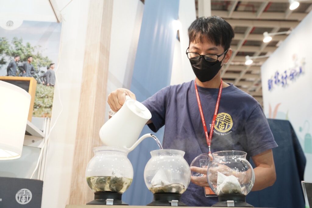 ▲茶師的專業泡茶分享，讓消費者趨之若鶩。（圖/新北農業局 提供）