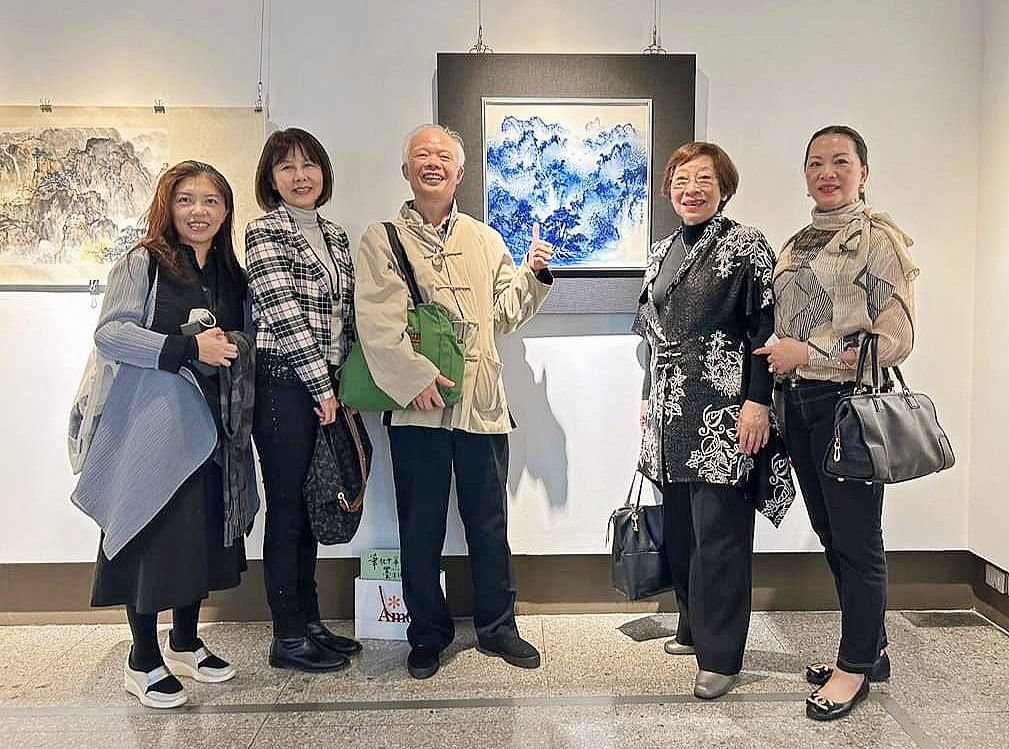 ▲多位書畫家在紀念周澄大師音樂會暨聯展中,顯得格外舒心快意。(記者 辛澎祥/攝)