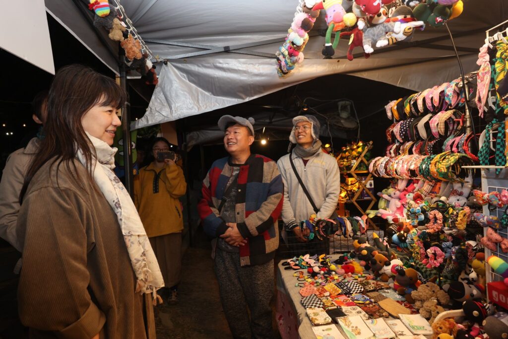 ▲文化部次長李精慧（左）在活動現場觀賞攤位販售的文創商品。（圖/文化部 提供）