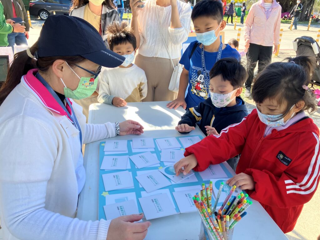 7部圖書車都有限定閱讀小確幸，歡迎民眾來體驗閱讀樂趣。（圖/文化局提供）