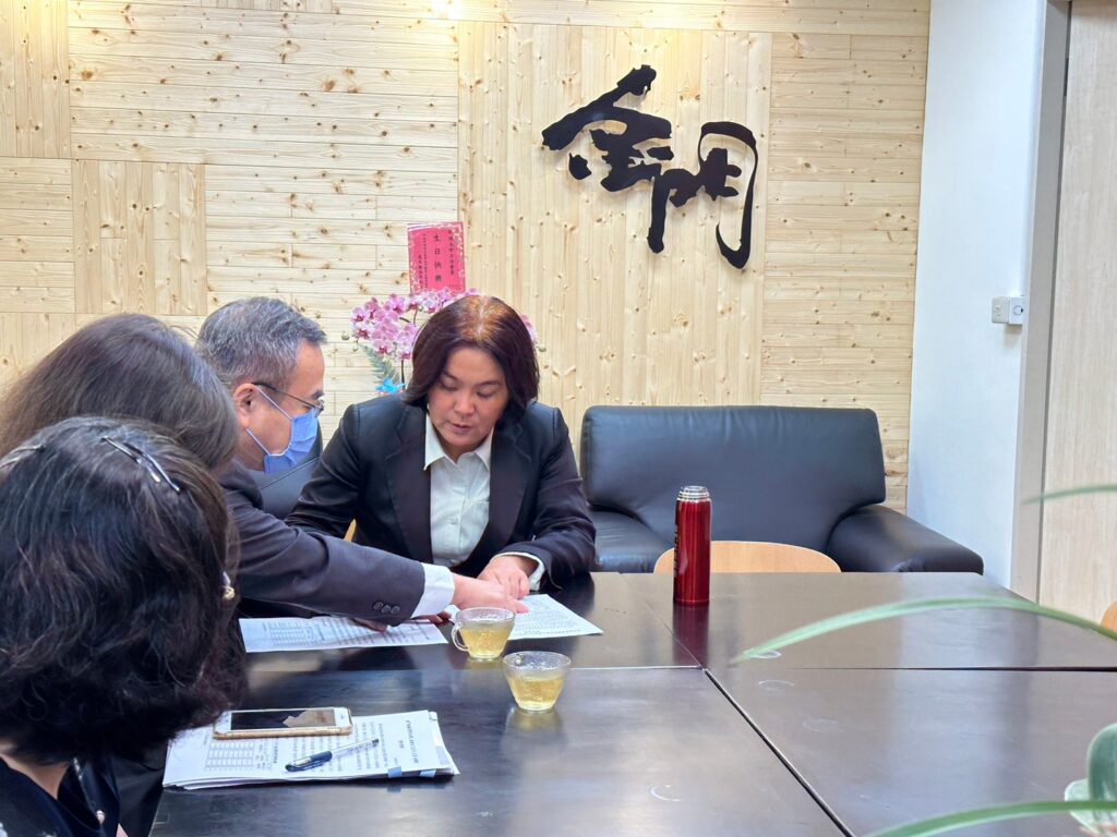 ▲立委陳玉珍(右)與民航局副局長方志文一行研商,表達離島居民票價凍漲維持不變的訴求,並獲民航局官員善意回應。(圖/立委陳玉珍國會辦公室 提供)
