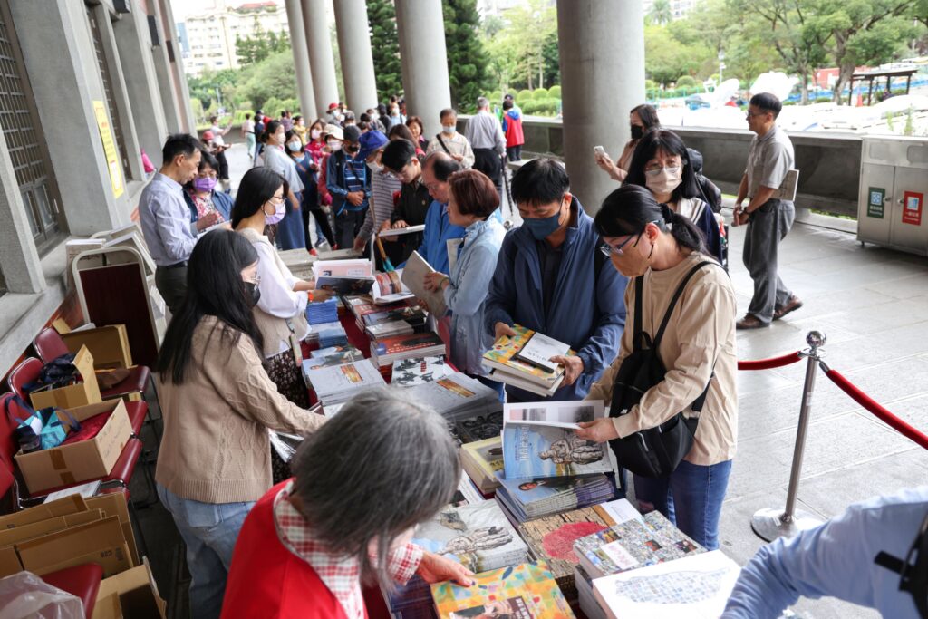「書香入懷」贈書活動於國父紀念館西側迴廊舉行，民眾踴躍參與取書。（圖/國館提供）