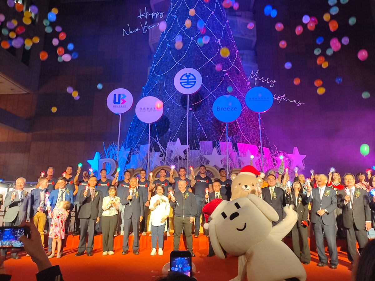 臺北車站打造室內最高耶誕樹   點燃無限希望