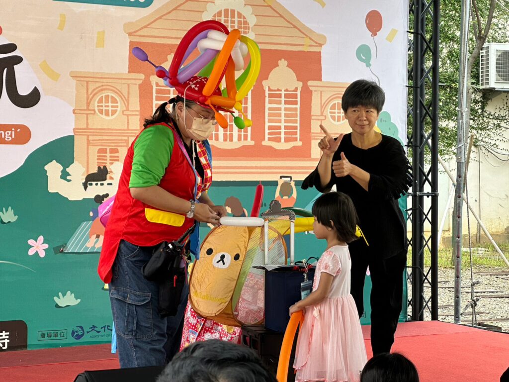 母語表演∼藝術造型氣球表演引導小朋友說母語。(圖/新竹生活美學館提供)
