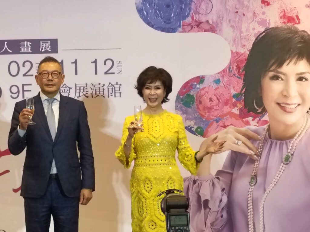 白嘉莉（右）與新光新光三越總經理吳昕陽在開幕式上舉杯向出席貴賓表達祝福之意。（記者 辛澎祥/攝）