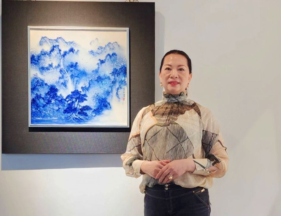 ▲藝術家卓麗秋老師展出的水墨陶瓷作品,天青澄心,讓人心境為之提昇。(記者 辛澎祥/攝)